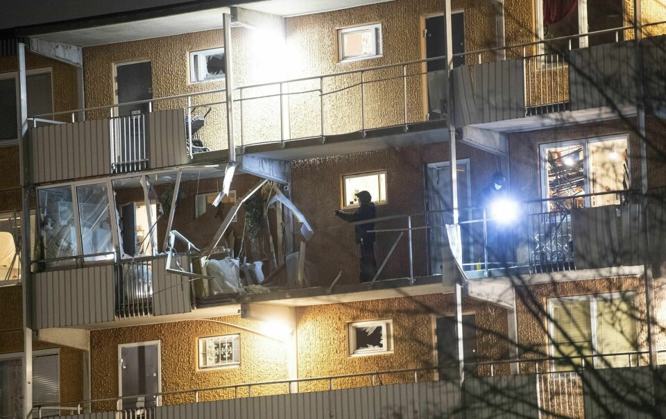 Politiets teknikere undersøker en svalgang i en boligblokk i Husby i Stockholm etter eksplosjonene natt til tirsdag.