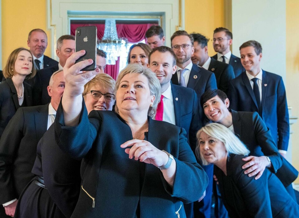 «Tross iherdige forsøk på å selge statsminister Erna Solberg som «folkelig»: Regjeringen hennes er ikke «nær folk» i distriktene», skriver Jo Moen Bredeveien. Foto: Terje Pedersen/NTB scanpix