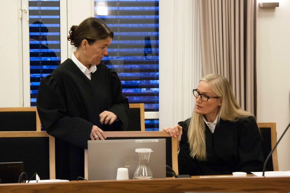 Tone Monclair (til venstre) er forsvarer for den tidligere SV-toppen, som er tiltalt for å ha vært i besittelse av overgrepsmateriale av barn. Her i forbindelse med en annen sak.