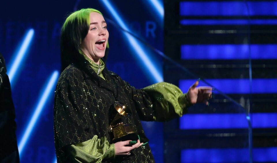 Billie Eilish tar imot prisen for beste låtinnspilling for «Bad Guy» under søndagens Grammy-utdeling i Los Angeles. 18-åringen vant de fire mest prestisjetunge prisene.