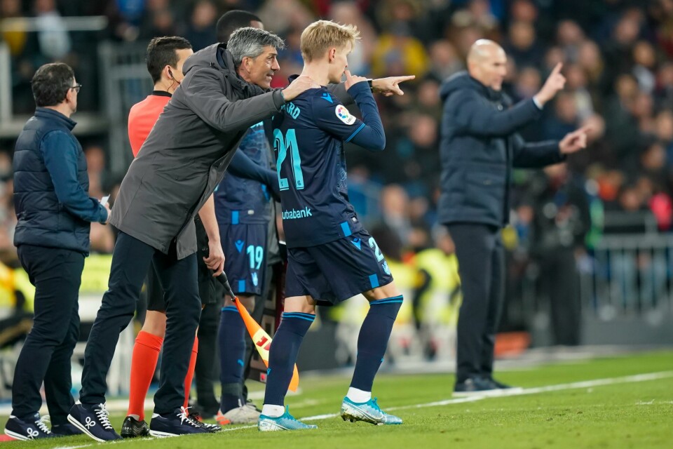 Real Sociedad-trener Imanol Alguacil gir Martin Ødegaard instrukser under storkampen mot Real Madrid på Santiago Bernabéu i Madrid. Reals Madrid-trener Zinedine Zidane i bakgrunnen. Foto: Heiko Junge / NTB scanpix Madrid, Spania 20191123. Real Sociedad trener Imanol Alguacil gir Martin Ødegaard instrukser under storkampen mot Real Madrid på Santiago Bernabéu i Madrid. Reals Madrid trener Zinedine Zidane i bakgrunnen. Ødegaard, som er utlånt til Real Sociedad fra Real Madrid, spilte hele kampen mellom de to spanske La Liga klubbene. Kampen endte 3-1 til Real Madrid.Foto: Heiko Junge / NTB scanpix