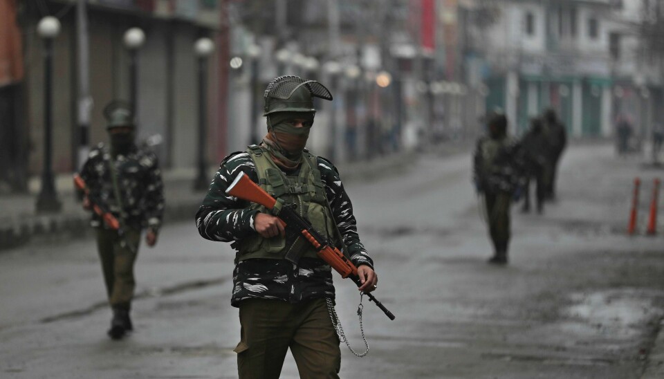 Kan konflikten over Kashmir utløse det neste atomangrepet? Forholdet mellom India og Pakistan er spent hele tida, skriver Sverre Lodgaard. Indiske soldater patruljerer et stengt marked på Indias nasjonaldag søndag. Foto: Mukhtar Khan/NTB scanpix
