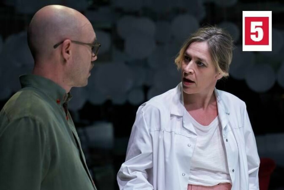 Michael (Marko Stanic) får høre av Daniella (Marianne Holter) hvilken deilig mann han er i «Status Quo». Foto: Stig Håvard Dirdal