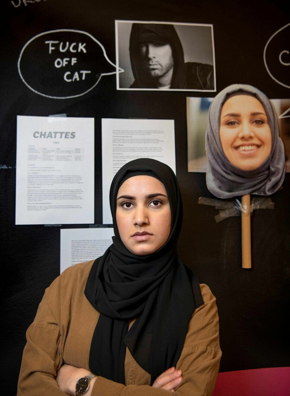Faten Al-Hussaini vil heie fram nye unge stemmer med debattprogrammet «Chattes» på NRK P3, der hun selv tar rollen som programleder. Her med Eminem, et av hennes store forbilder som har fått plass på idémyldringsveggen. Foto: Mimsy Møller