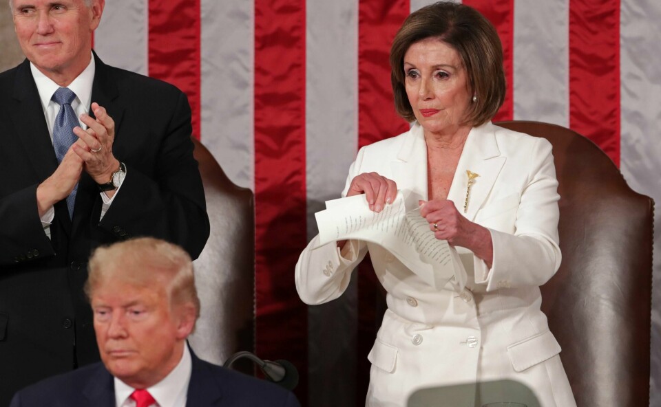 Demokratenes leder i Representantenes hus, Nancy Pelosi, rev i stykker en kopi av USAs president Donald Trumps tale mens han fikk applaus for sin tredje State og the Union-tale i Kongressen onsdag.