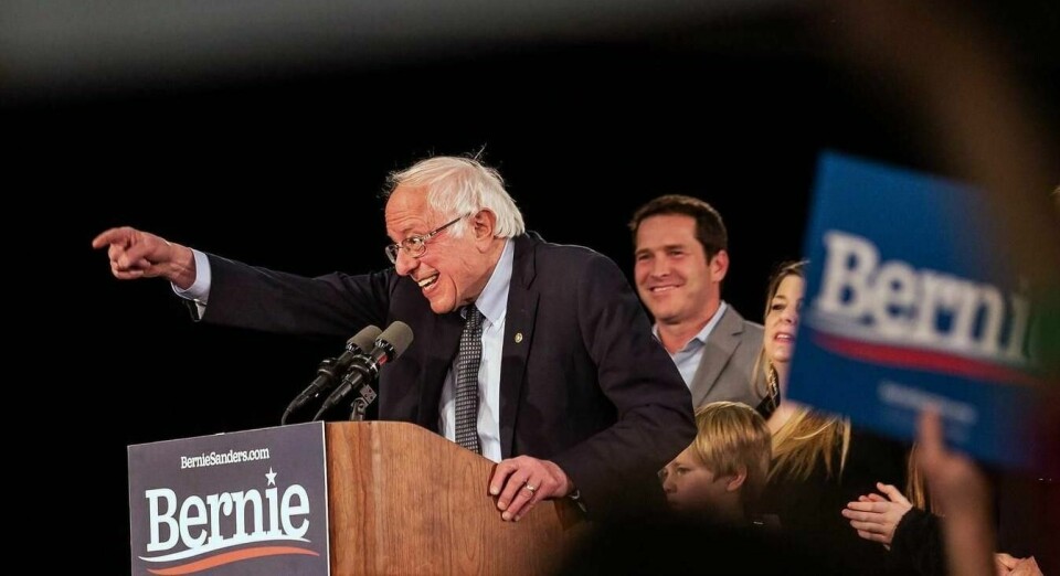 Demokraten Bernie Sanders snakker til sine tilhengere mens de venter på resultatet fra nominasjonsvalget i Iowa.