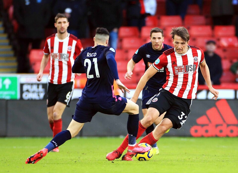 Sander Berge (t.h.) i duell med Bournemouths Diego Rico på Bramall Lane søndag.