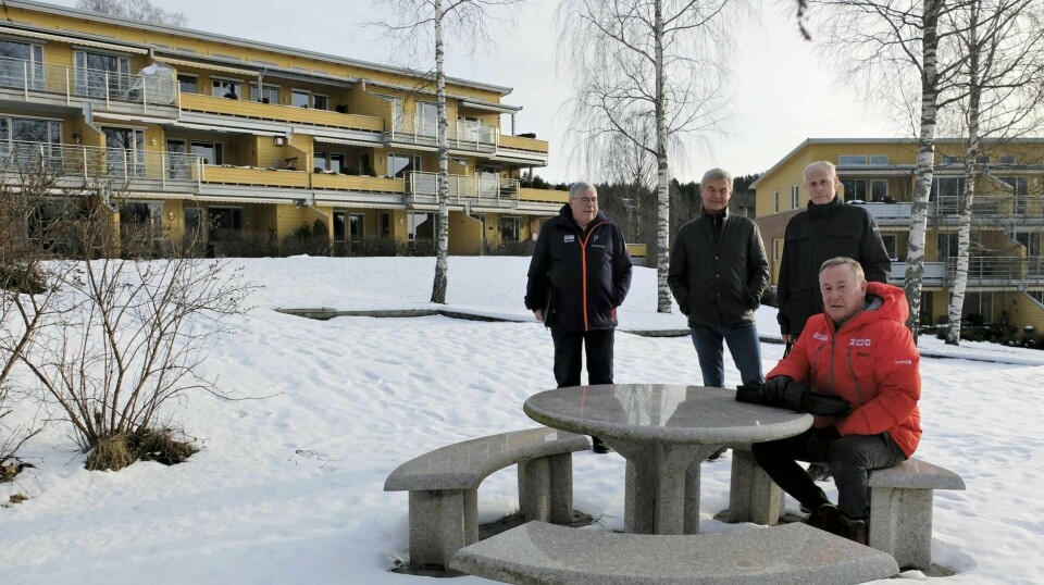 Naboene og sameielederne Per Runar Thoresen (f.v.), Torfinn Titlestad, Kristian Hilsen og Kjell Wike Pettersen har protestert i flere år mot at nye blokker på nabotomta får beregne høyde ut fra deres fellesareal, og hevder Drammen kommune driver maktmisbruk. Foto: Katrine Strøm