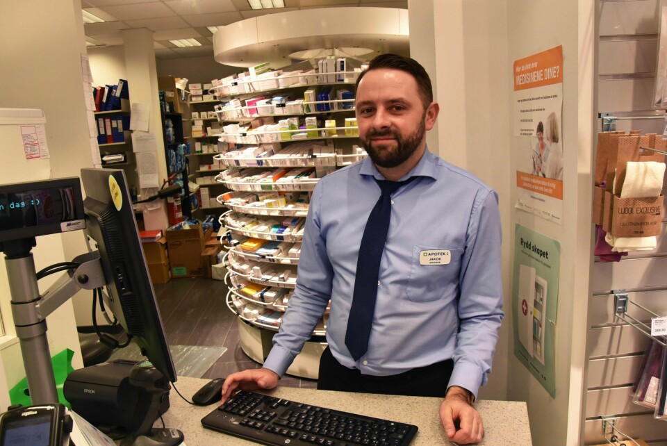 Jakob Chowaniec ved Apotek1 i Mediegården i Stavanger sentrum sier den store etterspørselen etter munnbind kom brått på. Foto: Arne Birkemo