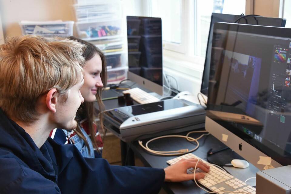 På Solborg får elevene utfolde seg kreativt med både grafisk rom og musikkstudio tilgjengelig. Elevene Torgrim Ådnegard og Ingrid Holsted jobber med analoge bilder de selv har tatt i valgfagstimene.