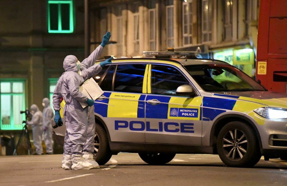 Politiets teknikere jobbet på åstedet i Streatham i London søndag kveld. Police forensic officers work near the scene after a stabbing incident in Streatham London, England, Sunday, Feb. 2, 2020. London police officers shot and killed a suspect after at least two people were stabbed Sunday in what authorities are investigating as a terror attack. (AP Photo/Alberto Pezzali)