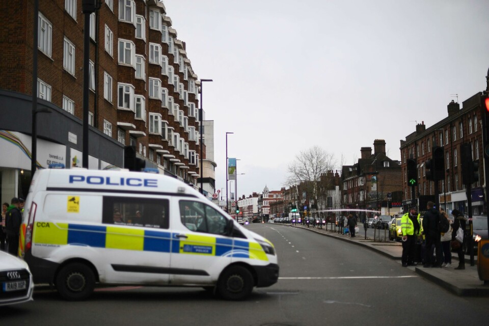 To personer ble skadd i det politiet beskriver som en «terrorrelatert» hendelse i London søndag. Police at the scene after an incident in Streatham, London, Sunday Feb. 2, 2020. London police say officers shot a man during a terrorism-related incident that involved the stabbings of a number of people. (Victoria Jones/PA via AP)