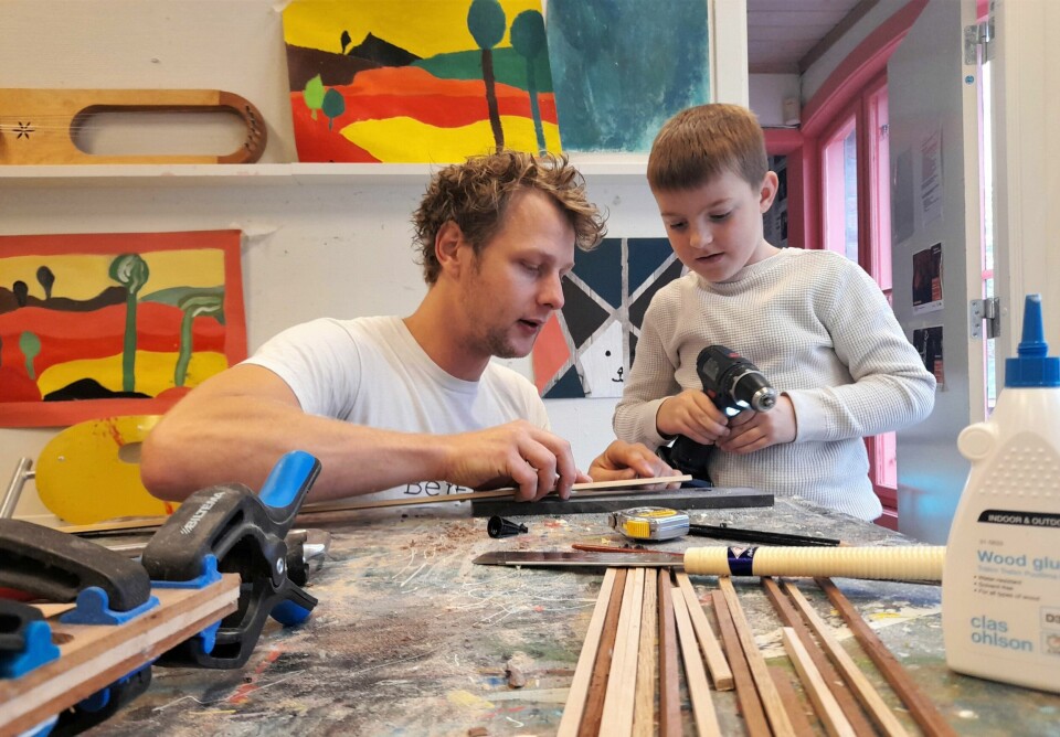 Tredesigner Ole Bentzon viser Marcus (7) hvor han skal bore. Atelieret på St. Croix er gjort om til kazoo-verksted denne fredagen. Tredesigner Ole Bentzon viser Marcus (7) hvor han skal bore.