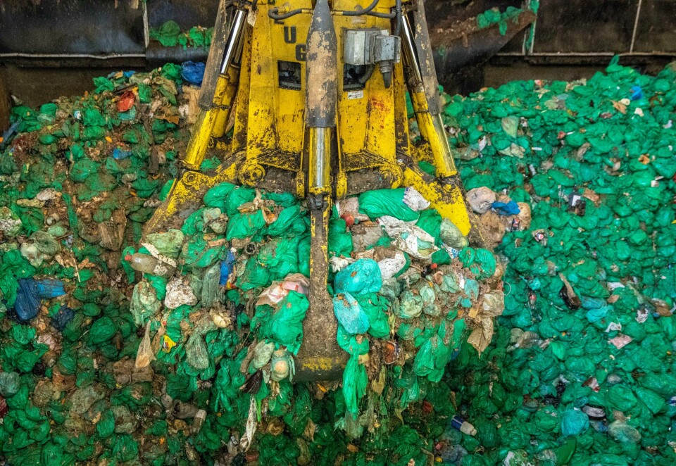 Ikke siden 2010 har norske husholdninger kastet mindre søppel. Oslo kommunes biogassanlegg i Nes på Romerike behandler kildesortert matavfall (de grønne plastposene) fra Oslos innbyggere, men nå vurderer kommunen om anlegget skal selges. Foto: Ole Berg-Rusten / NTB