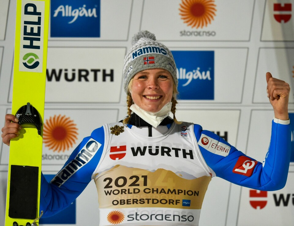 Maren Lundby etter VM-gullet i stor bakke i Oberstdorf sist vinter. Maren Lundby etter VM-gullet i stor bakke i Oberstdorf sist vinter.