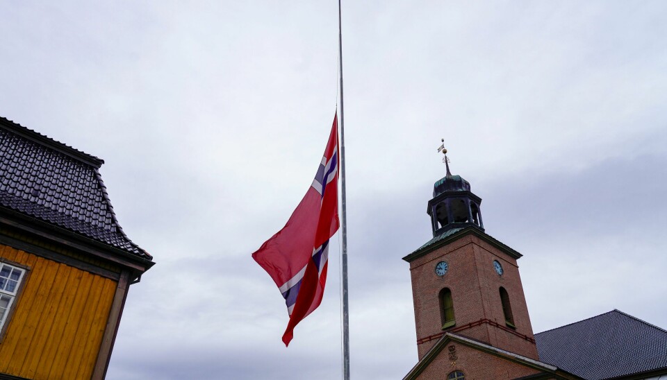 Flagget på halv stang i Kongsberg dagen etter at en mann drepte fem personer i byen onsdag kveld. .