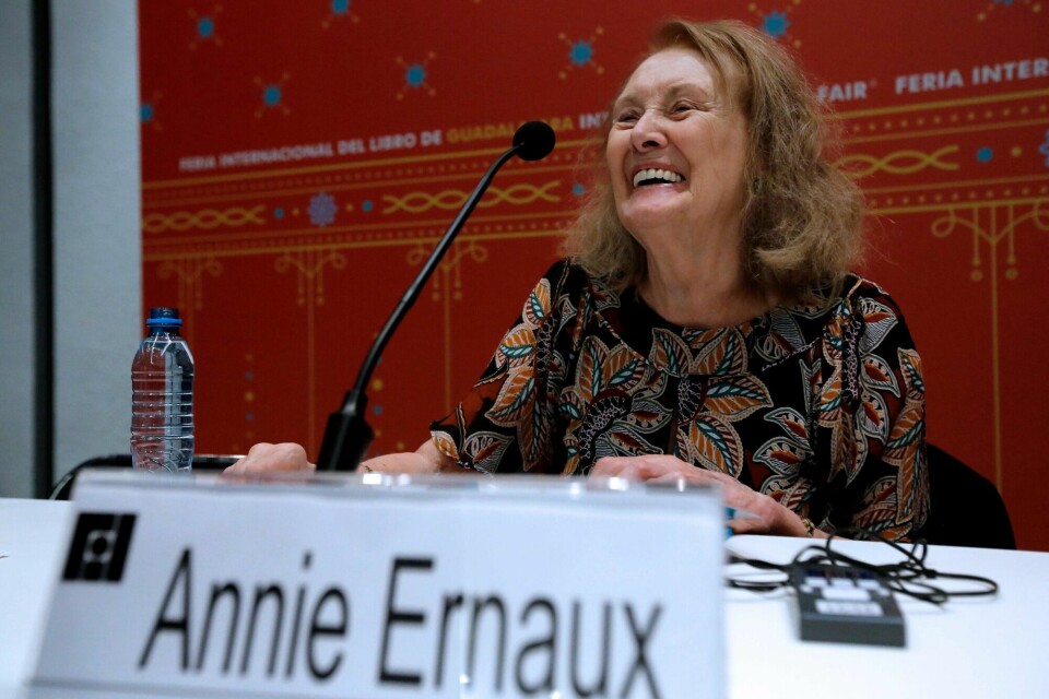 Den franske forfatteren Annie Ernaux, her under bokmessen i Guadalajara, desember 2019 French writer Annie Ernaux, awarded with the 2019 Formentor Prix, speaks during the Guadalajara International Book Fair, in Guadalajara, Mexico, on December 4, 2019. (Photo by Ulises Ruiz / AFP)