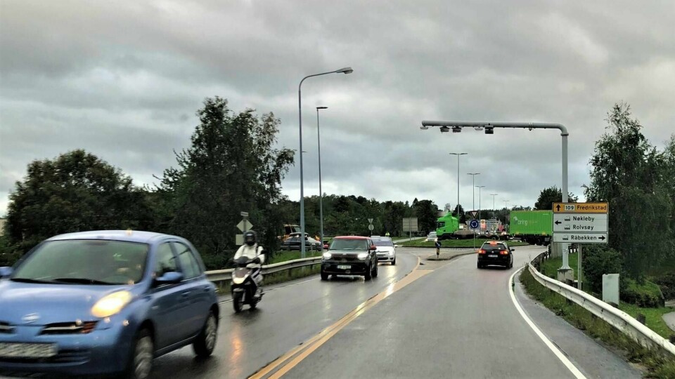 Fordelene for elbiler har vært et incentiv for å få en overgang fra bensin og diesel til elektrisitet. Statens vegvesen mener den ønskede effekten er oppnådd. «Nå legges det opp til at bilistene i Nedre Glomma skal betale hele 8,2 milliarder kroner i bompenger fordelt på 24 bomstasjoner.», skriver Erlend Wiborg (Frp).
