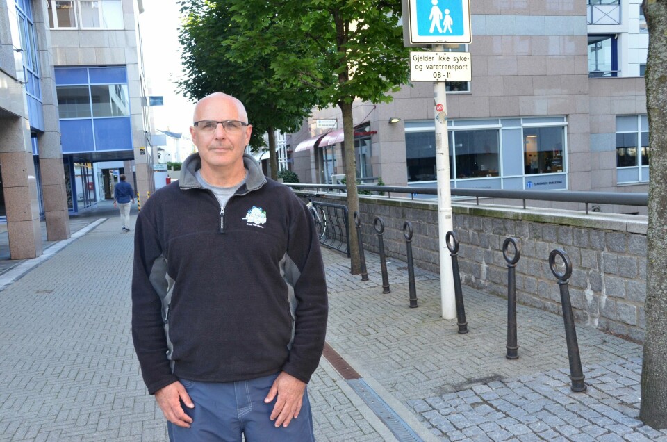Elsykkelen til 35.000 kroner ble stjålet fra dette sykkelstativet i St. Olavs gate ettermiddagen 5. august. Han sto parkert 25 minutter. Hva er poenget med sykkelsatsing i Stavanger når sykler blir stjålet 'hele tiden', spør canadieren som har bodd i Stavanger i snart ti år. Elsykkelen til 35.000 kroner ble stjålet fra dette sykkelstativet i St. Olavs gate ettermiddagen 5. august. Han sto parkert 25 minutter. Hva er poenget med sykkelsatsing i Stavanger når sykler blir stjålet 'hele tiden', spør canadieren som har bodd i Stavanger i snart ti år.