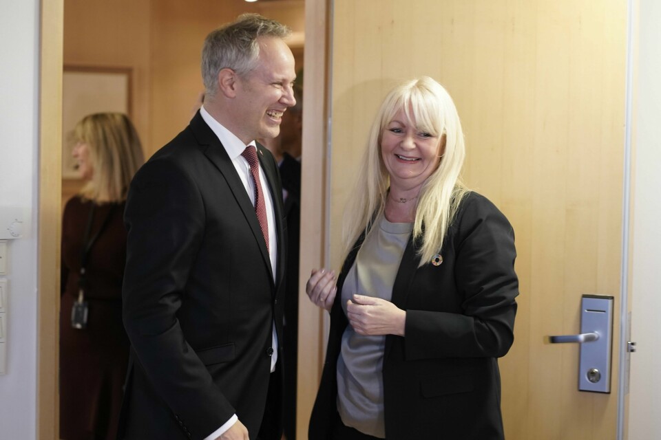 «Å være samferdselsminister er en uhyre krevende og slitsom jobb. Det er en slags uriaspost i regjeringen.», skriver Frode Rekve. Her samferdselsminister Jon-Ivar Nygård (Ap) sammen med statssekretær Mette Gundersen under nøkkeloverrekkelsen i Samferdselsdepartementet. «Å være samferdselsminister er en uhyre krevende og slitsom jobb. Det er en slags uriaspost i regjeringen.», skriver Frode Rekve. Her samferdselsminister Jon-Ivar Nygård (Ap) sammen med statssekretær Mette Gundersen under nøkkeloverrekkelsen i Samferdselsdepartementet.