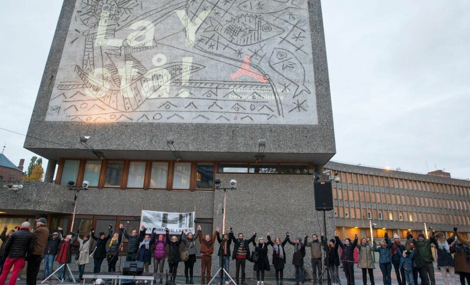 «La Y stå!» sto det på Y-blokka 25. oktober 2016, under aksjonen «En ring rundt Y - Pablo Picasso 135 år». FOTO: HÅKON MOSVOLD LARSEN/NTB SCANPIX