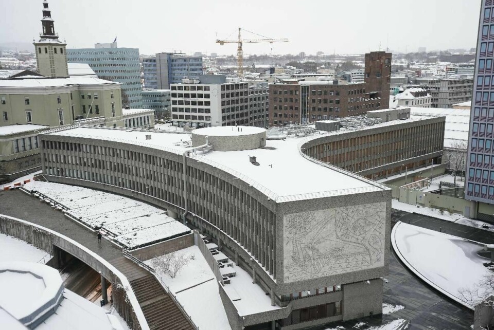 Fylkesmannen i Oslo og Viken godkjenner vedtaket om riving av Y-blokka, men ber regjeringen vurdere saken på nytt.