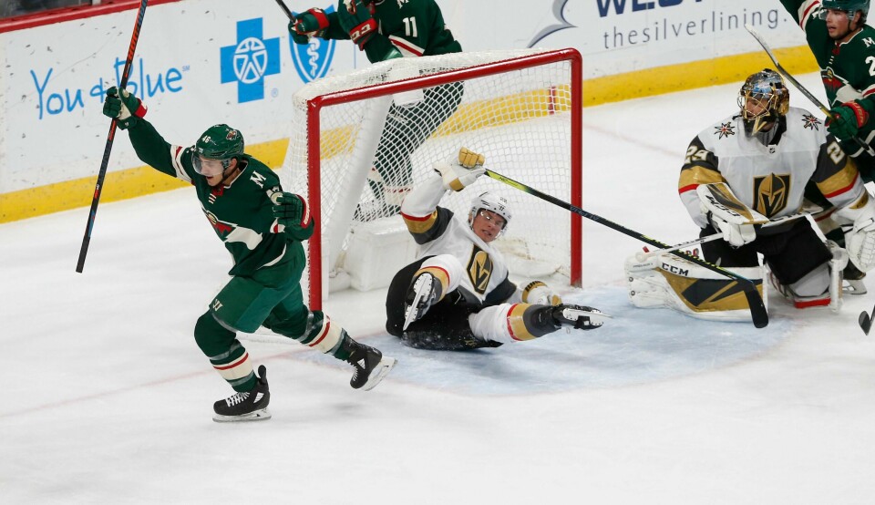Minnesota Wilds Jared Spurgeon (t.v.) feirer mål i overtallsspill mot Vegas Golden Knights i St. Paul tirsdag. Hjemmelaget vant 4-0.