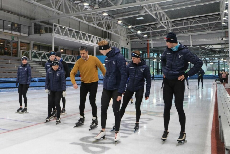 Kulturministeren tar noen ustø skøytetak langs ovalen i Sørmarka Arena. Kulturministeren tar noen ustø skøytetak langs ovalen i Sørmarka Arena.