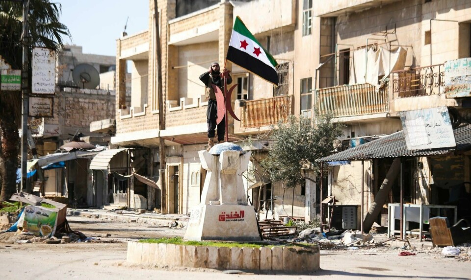 Tyrkiskstøttede opprørere tok tilbake kontrollen over byen Saraqeb i Idlib torsdag. Noen timer senere ble en rekke tyrkiske soldater drept i et syrisk luftangrep.