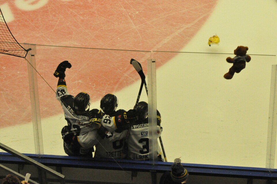 Markus Søberg har gitt Oilers 1-0 og sørget for bamseregn i DNB Arena. Foto: Espen Iversen Markus Søberg har gitt Oilers 1-0 og sørget for bamseregn i DNB Arena. Foto: Espen Iversen