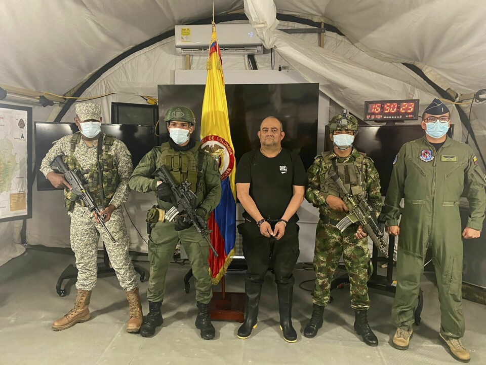 En av Colombias største narkobaroner, Dario Antonio Úsuga, også kjent som «Otoniel», blir vist fram på en militærbase i Necoclí nordvest i Colombia lørdag. Foto: Colombias presidentkontor via AP / NTB