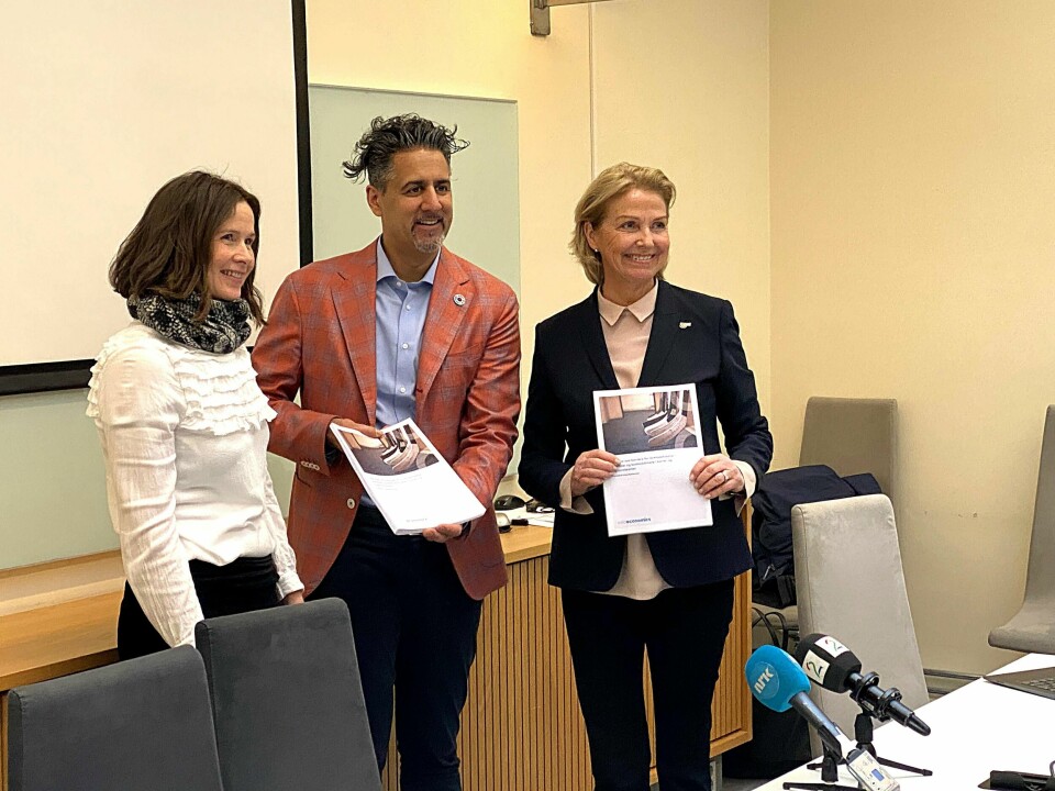 Marit Svensgaard fra Oslo Economics, kultur- og likestillingsminister Abid Raja og idrettspresident Berit Kjøll under presentasjonen av Oslo Economics' rapport hos Kulturdepartementet onsdag. Foto: Jørn H. Skjærpe