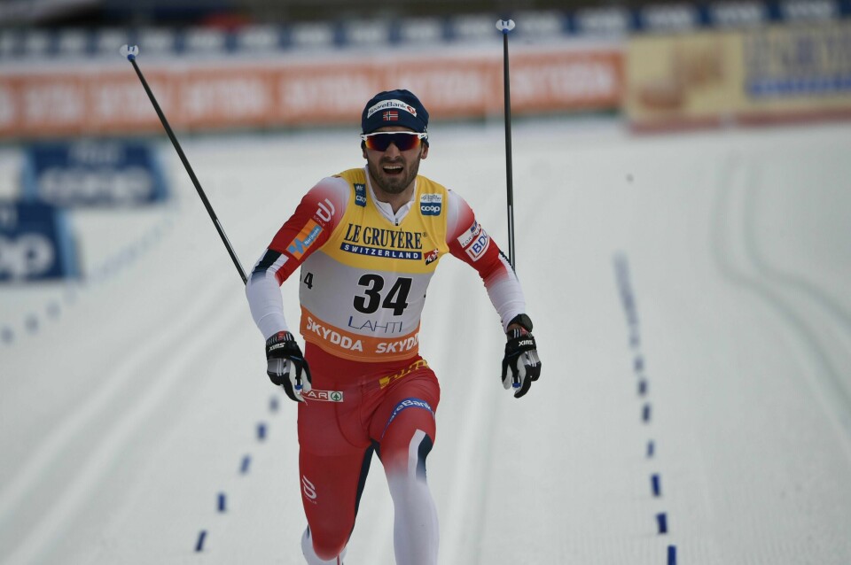 Hans Christer Holund i mål på lørdagens 15km i Lahti.