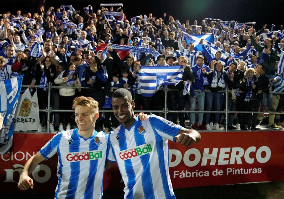 Martin Ødegaard og Alexander Isak feirer plassen i cupfinalen onsdag kveld.