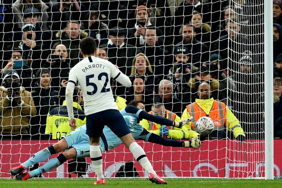 Norwich keeper Tim Krul redder straffesparket fra Tottenhams Troy Parrott.