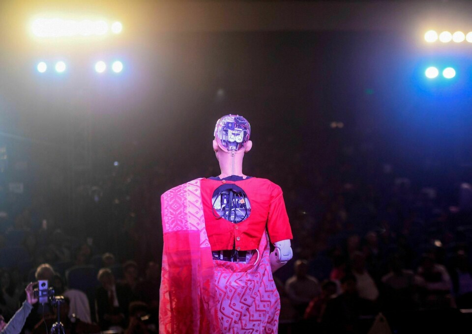 Ikke all teknologi fungerer fullt ut for kvinner, men roboten Sophia gjør det, her presentert for studenter og andre profesjonelle på et AI-treff i Kolkata for et par uker siden. Foto: Dibyangshu Sarkar/NTB scanpix