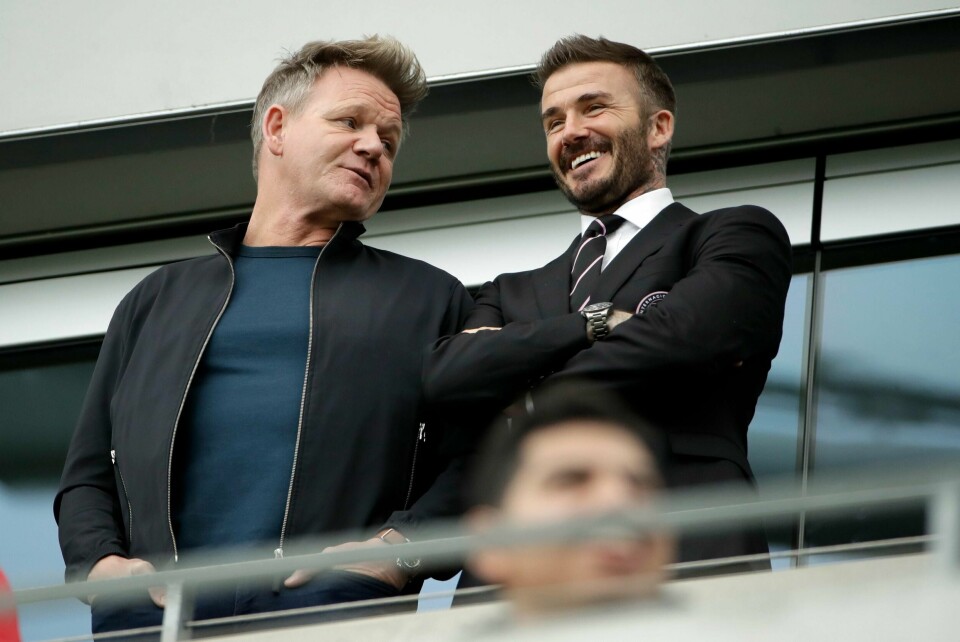 David Beckham var på plass med Gordon Ramsay da Inter Miami spilte sin første obligatoriske kamp. Foto: Marcio Jose Sanchez / AP / NTB scanpix