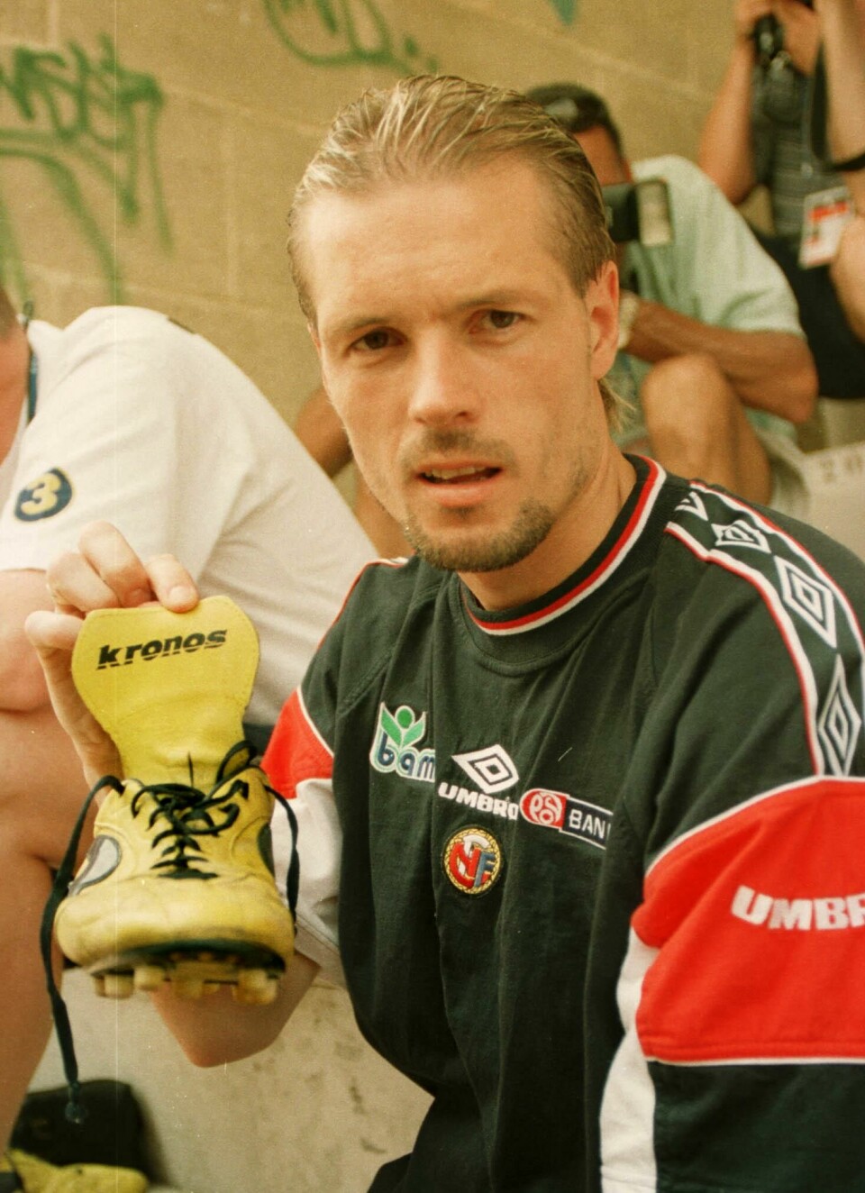 Kjetil Rekdal fotografert med den gule støvelen som var sterkt medvirkende til å sikre Norge seieren over Brasil forleden. (Foto: Per Løchen, NTB Pluss)Frankrike / VM / Fotball-VM / fotball / pressekonferanser / Kjetil Rekdal fotografert med den gule støvelen som var sterkt medvirkende til å sikre Norge seieren over Brasil forleden. (Foto: Per Løchen, NTB Pluss)Frankrike / VM / Fotball-VM / fotball / pressekonferanser /