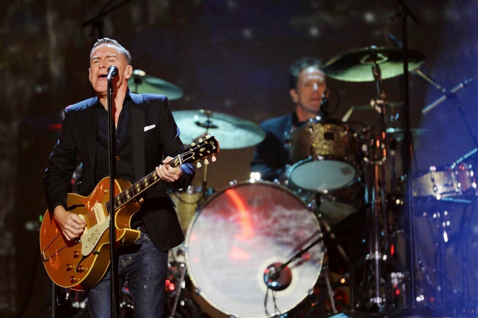 Bryan Adams under en konsert i 2017.