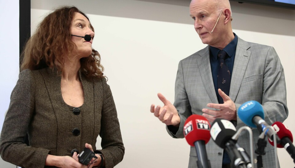 FHI-direktør Camilla Stoltenberg og helsedirektør Bjørn Guldvog, her under en pressekonferanse tidligere i uka, er begge nå i karantene.