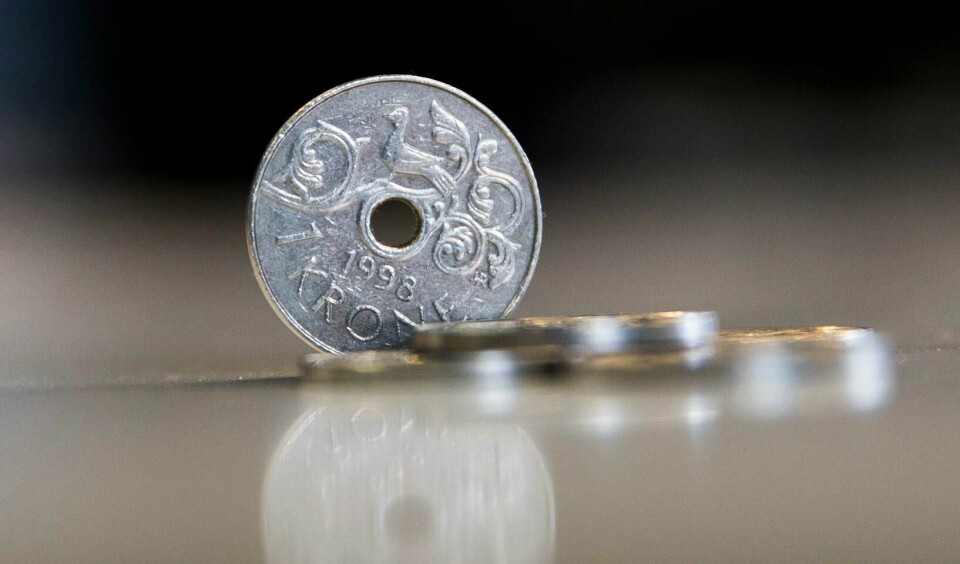 Kronen er sensitiv mot oljeprisen, som har mer enn halvert seg på en måned. Et fat nordsjøolje lå godt under 26 dollar natt til torsdag.