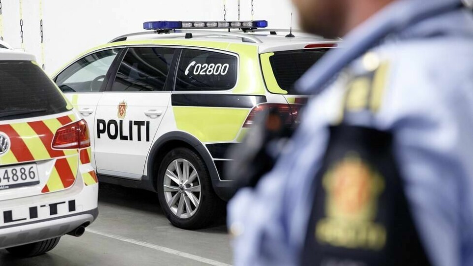Flere polititjenestemenn i Oslo er satt i viruskarantene etter at de fredag pågrep en koronasmittet mann som hadde brutt isolasjonen i hjemmekarantene.