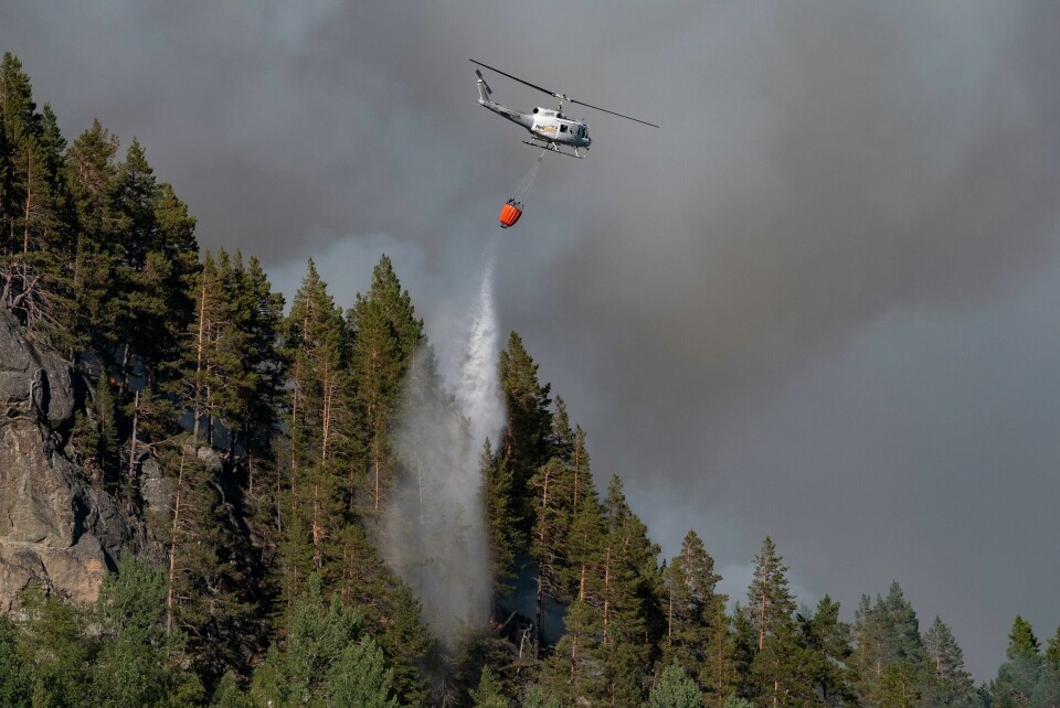 Bykle 20180713.Skogbrannene raser i Setesdalen. Et Bell helikopter jobber med brannen ved Bordalen sør for Bykle.Foto: Tor Erik Schrøder / NTB scanpix Bykle 20180713.
Skogbrannene raser i Setesdalen. Et Bell helikopter jobber med brannen ved Bordalen sør for Bykle.
Foto: Tor Erik Schrøder / NTB scanpix