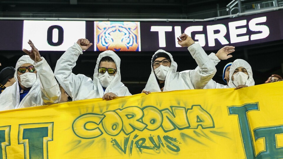Mange måter å juble på i New York. Mar 11, 2020; Harrison, New Jersey, USA; UANL Tigres fans hold a sign while wear hazmat suits and a medical masks during the first half against New York City FC at Red Bull Arena. Mandatory Credit: Vincent Carchietta-USA TODAY Sports