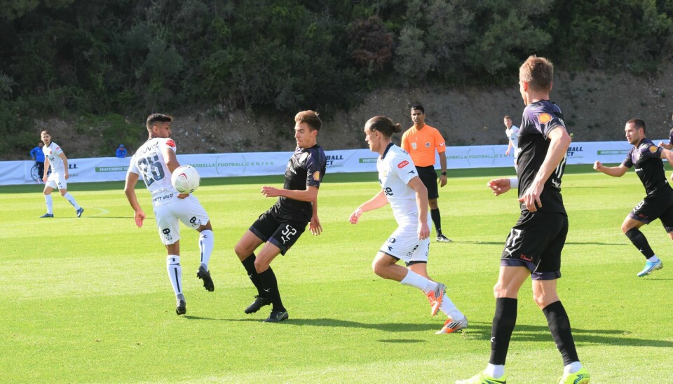 Viking-spillerne er 75 prosent permitterte. Her fra kampen mot Chayka i Marbella. Foto: Kristoffer Knutsen
