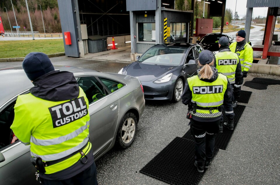 Alle som kommer kjørende inn i landet over Svinesund i disse dager, må gjennom en politikontroll.