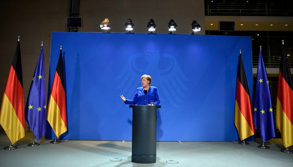 Tysklands statsminister Angela Merkel åpner muligheten for at Tyskland kan låne store summer for å redde folk og økonomi fra viruskrisen. Her snakker hun på regjeringens pressekonferanse torsdag.