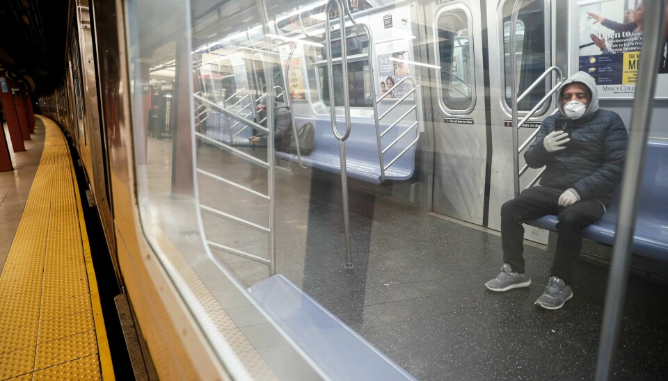 Det råder unntakstilstand i verdensmetropolen New York, der det nå er innført portforbud for alle som ikke har samfunnsviktige oppgaver eller nødvendige ærend. Innbyggerne oppfordres til å unngå offentlig transport.