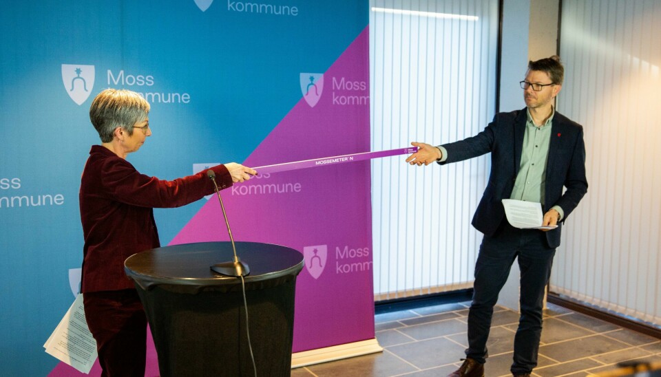 Det er særlig av hensyn til de yngste i befolkningen at smitteverntiltakene i Moss nå strammes inn. Her ved ordfører Hanne Tollerud og kommuneoverlege Kristian Krogshus. Ordfører Hanne Tollerud og kommuneoverlege Kristian Krogshus med den nye 'mossemeteren'.
