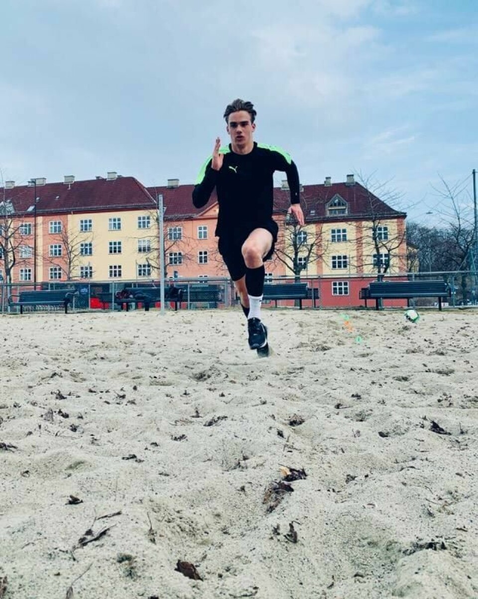 Markus Nakkim og de andre Mjøndalen-spillerne har fått et komplett egentreningsprogram av klubbens fysiske trener, og selv om 23-åringen innrømmer at det er kjedelig å ikke spille fotball med lagkameratene gjør han det han kan for å være best mulig rustet til når fotballen endelig ruller igjen.